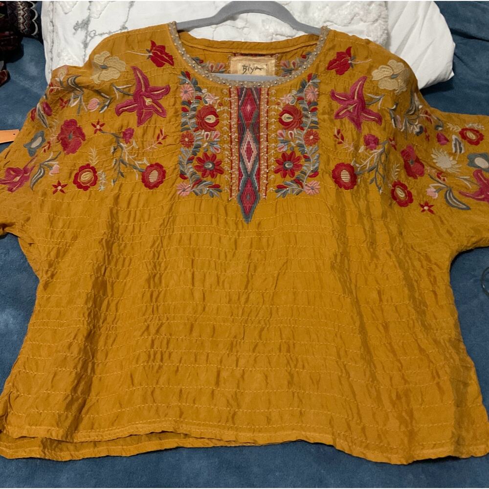 Johnny was size medium embrodried blouse